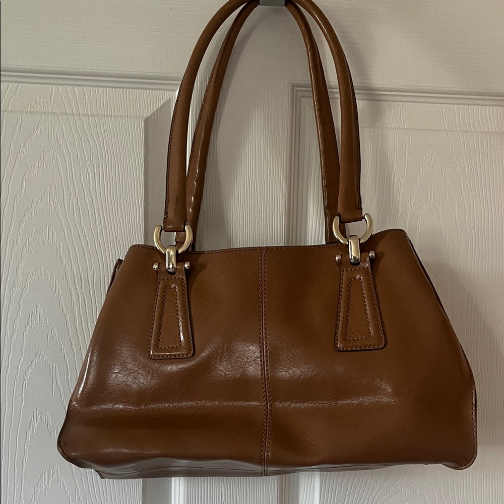 Really nice brown Liz Claiborne purse. Had 3 side pockets and 3 zippered pockets